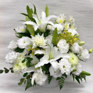 特別なお花をあしらった偲ぶアレンジメント
