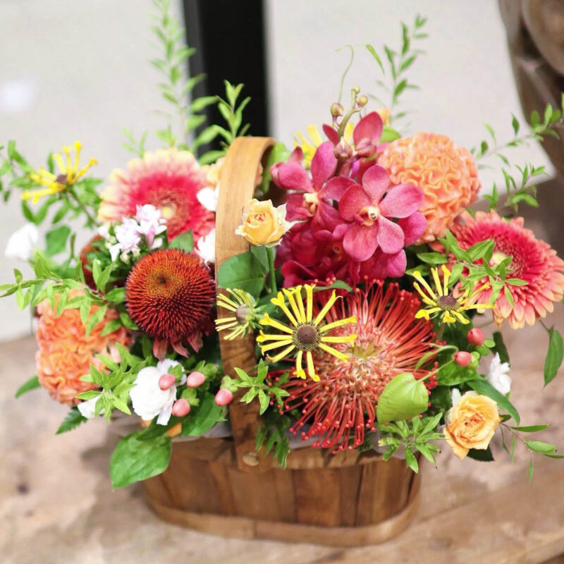 秋色のお花を詰め込んだアレンジメント