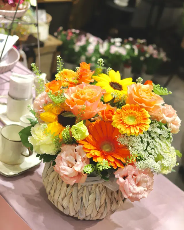 ビタミンカラーのアレンジメント🧡

ひまわり🌻の季節がやってきましたね♪
元気が出るビタミンカラーで母の日のギフトにもおすすめです😆

#ひまわり 
#夏の花 
#オシャレ
#花たろう 
#浦和花たろう 
#花 
#花屋 
#flower 
#flowershop 
#埼玉県 
#さいたま市桜区 
#栄和 
#さいたま市浦和区 
#浦和 
#浦和コルソ 
#花のある暮らし
#お花好きな人と繋がりたい
#フラワーアレンジメント