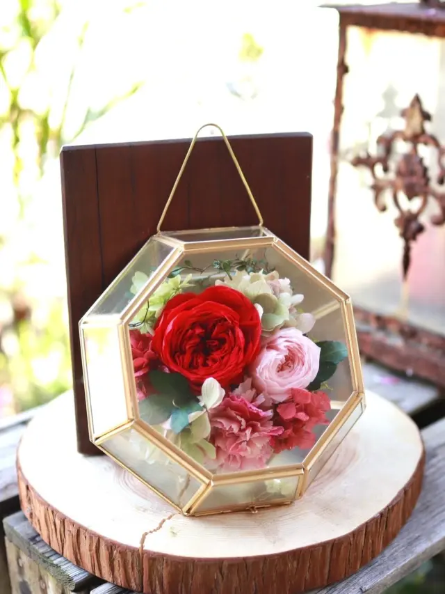 お上品なプリザーブドフラワー🌹

真っ赤なバラが目を引きますね！

母の日のギフトにもおすすめです♪

#母の日 
#mothersday 
#プリザーブトフラワー 
#花たろう 
#浦和花たろう 
#花 
#花屋 
#flower 
#flowershop 
#埼玉県 
#さいたま市桜区 
#栄和 
#さいたま市浦和区 
#浦和 
#浦和コルソ 
#花のある暮らし
#お花好きな人と繋がりたい