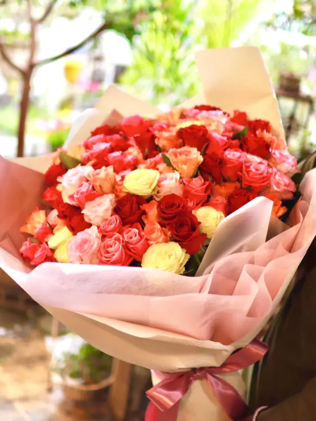 5月23日〜6月2日は【ローズフェア🌹】！！！

プロポーズや記念日など、多くの場面で華やかさを演出してくれるバラ🌹
それぞれの色や本数によって花言葉も違ってきますが、一般的には「愛」「美」「情熱」など、ポジティブな意味を持つことが多いです☺️

お部屋に一輪飾っているだけでもオシャレな雰囲気を出してくれるのでおすすめです✨

ぜひこの機会にバラを飾ってみませんか😳

#バラ 
#rose 
#ローズフェア 
#花たろう 
#浦和花たろう 
#花 
#花屋 
#flower 
#flowershop 
#埼玉県 
#さいたま市桜区 
#栄和 
#さいたま市浦和区 
#浦和 
#浦和コルソ 
#花のある暮らし
#お花好きな人と繋がりたい