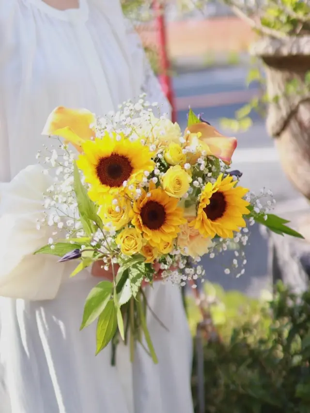 優しいひまわりの花束🌻

この季節、大人気のひまわりは「あなたを見つめる」「憧れ」「情熱」などの花言葉があり、太陽に向かって咲くひまわりの姿から、一途な愛情や、尊敬、希望といった意味が込められています☺️

大切な人へのプレゼントにいかがですかº·˚　

#ひまわり 
#夏の花 
#花束
#花たろう 
#浦和花たろう 
#花 
#花屋 
#flower 
#flowershop 
#埼玉県 
#さいたま市桜区 
#栄和 
#さいたま市浦和区 
#浦和 
#浦和コルソ 
#花のある暮らし
#お花好きな人と繋がりたい