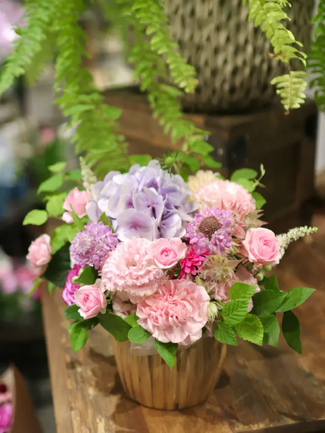 淡いピンクと紫の優しいアレンジメント🌸
この時期ならではの紫陽花もとっても素敵です✨

#紫陽花 
#花たろう 
#浦和花たろう 
#花 
#花屋 
#flower 
#flowershop 
#埼玉県 
#さいたま市桜区 
#栄和 
#さいたま市浦和区 
#浦和 
#浦和コルソ 
#花のある暮らし
#お花好きな人と繋がりたい
#フラワーアレンジメント