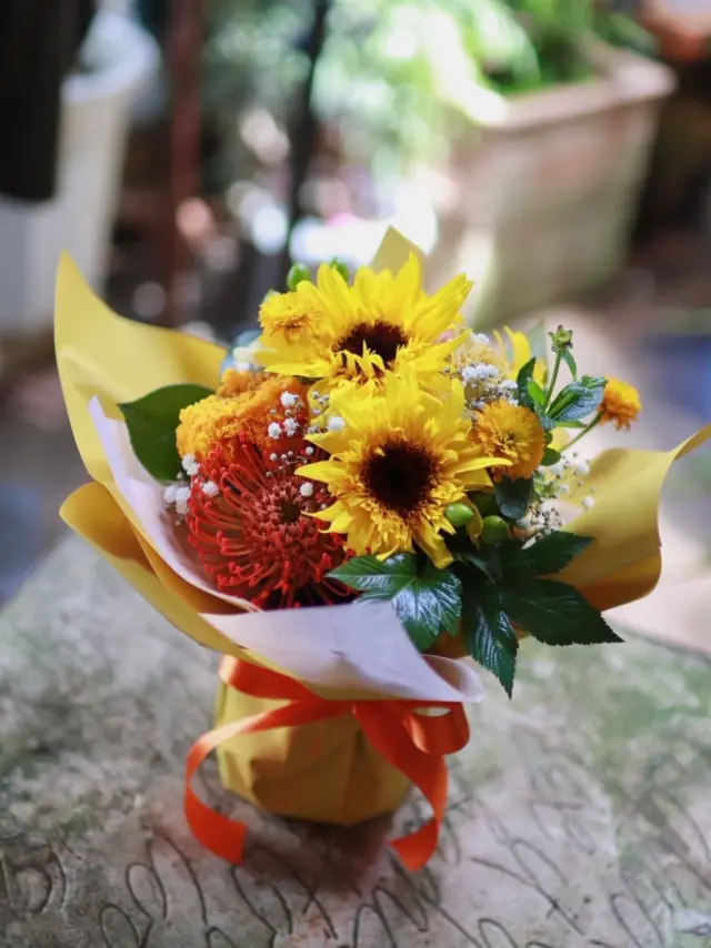 【ひまわりのスタンディングブーケ🌻】
花びらの形がとっても可愛らしいひまわりを使ったスタンディングブーケです☺️

ひまわりは種類が豊富で、咲き方もさまざまです！
飾る場所を想像しながらお気に入りのひまわりを見つけてみて下さい♪

#ひまわり 
#夏の花 
#スタンディングブーケ 
#花たろう 
#浦和花たろう 
#花 
#花屋 
#flower 
#flowershop 
#埼玉県 
#さいたま市桜区 
#栄和 
#さいたま市浦和区 
#浦和 
#浦和コルソ 
#花のある暮らし
#お花好きな人と繋がりたい