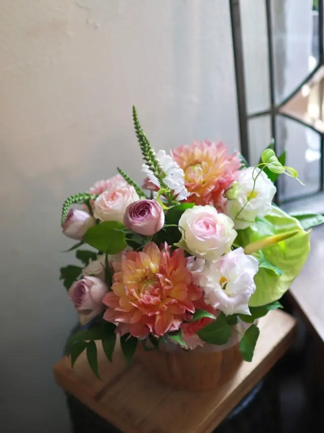 柔らかい色合いのアレンジメント💐

オレンジ黄色のグラデーションがとても魅力的なダリアです☺️

#ダリア
#花たろう 
#浦和花たろう 
#花 
#花屋 
#flower 
#flowershop 
#埼玉県 
#さいたま市桜区 
#栄和 
#さいたま市浦和区 
#浦和 
#浦和コルソ 
#花のある暮らし
#お花好きな人と繋がりたい
#フラワーアレンジメント