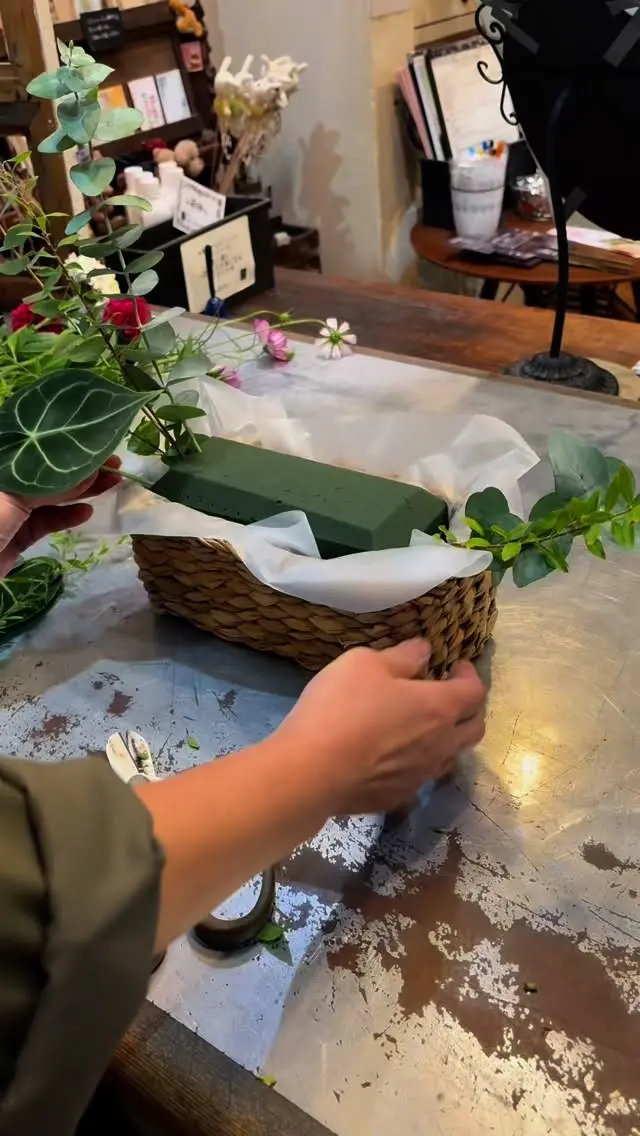 アレンジメント制作を少しお見せします✨

明日は《重陽の節句》ですね！
華やかで立派な菊が入ったアレンジメント🌸

ぜひご自宅にも菊を飾ってみませんか♪