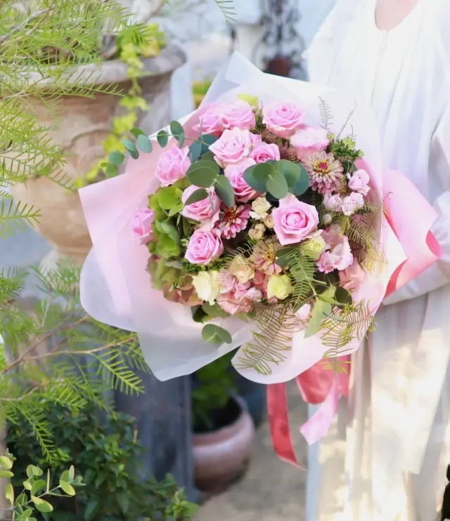 プロポーズ用のご注文で作らせていただいた、ピンクバラとアンティークな色の組み合わせが優しくてキュートな花束です💐

スタンダードな赤バラも素敵ですが、お相手様の好きな色やお花を組み合わせたプロポーズの花束も魅力的ですね✨

#プロポーズ
#花束
#花たろう 
#浦和花たろう 
#花 
#花屋 
#flower 
#flowershop 
#埼玉県 
#さいたま市桜区 
#栄和 
#さいたま市浦和区 
#浦和 
#浦和コルソ 
#花のある暮らし
#お花好きな人と繋がりたい