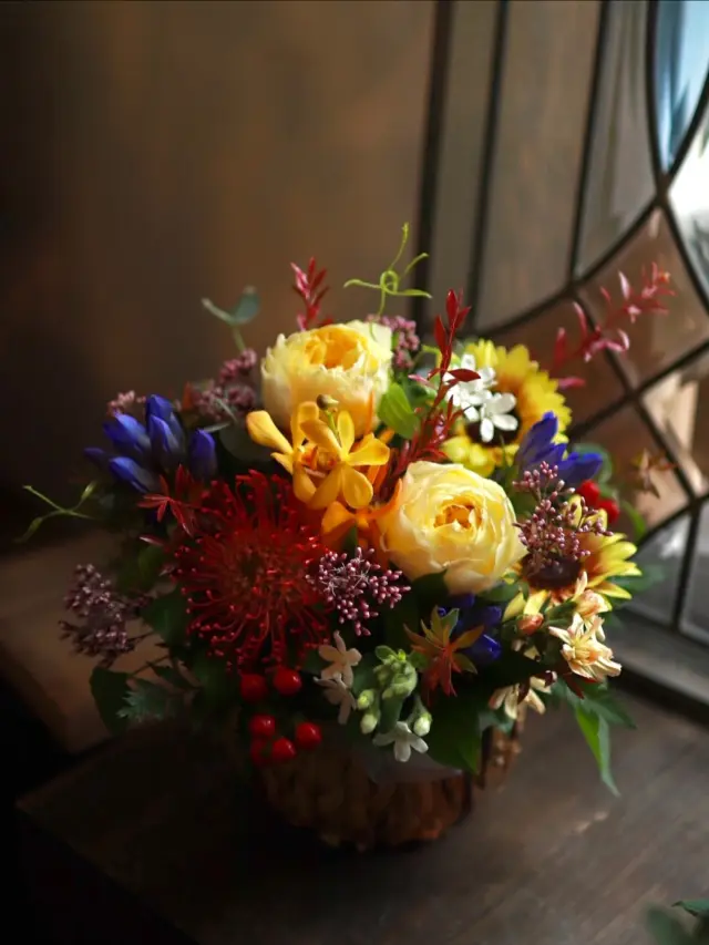 秋を詰め込んだアレンジメント🍂

"10月22日(水)"は《花たろうの誕生日🎊》
いつも花たろうのお花を選んでいただき、ありがとうございます😊

10月22日(水)から両店舗の店頭で、お買い上げいただいたお客さまに日頃の感謝の気持ちを込めて細やかなギフトを差しあげます🎁数に限りがございますが、一緒にお祝いしていただけましたら花たろうは嬉しいです✨

#秋
#紅葉
#花たろう 
#浦和花たろう 
#花 
#花屋 
#flower 
#flowershop 
#埼玉県 
#さいたま市桜区 
#栄和 
#さいたま市浦和区 
#浦和 
#浦和コルソ 
#花のある暮らし
#お花好きな人と繋がりたい
#フラワーアレンジメント