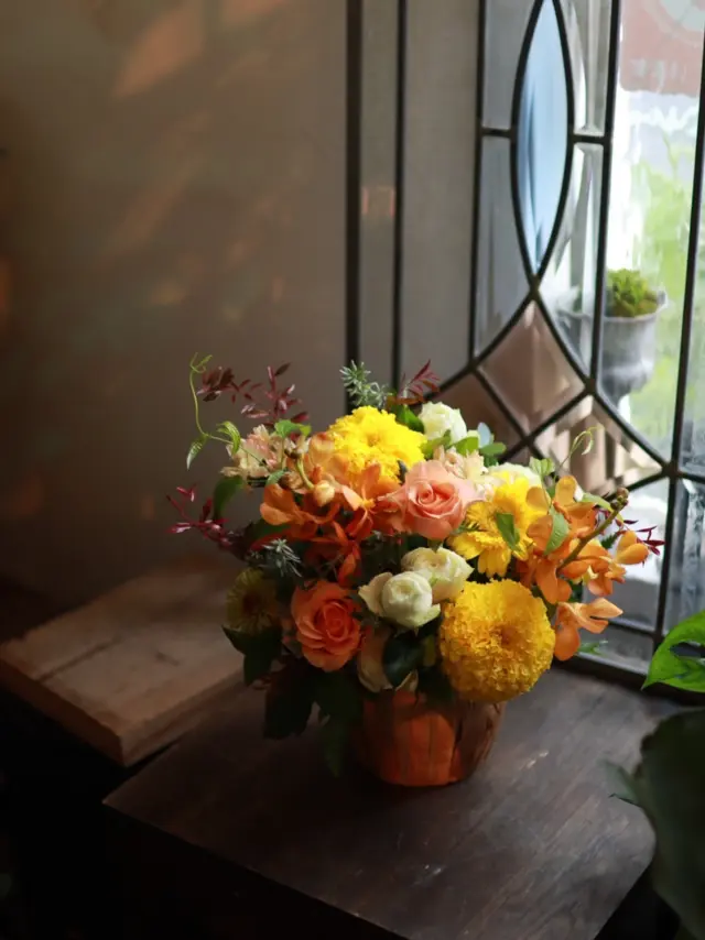 オレンジと黄色の秋らしい🍂アレンジメント

《花麗讃歌》にお越しいただき、誠にありがとうございました！！

素敵な絵を描いて下さった方、その作品をご覧になるためにお越しいただいた方、そして花たろうスタッフが一生懸命計画を練り、花を活けこんだ秋のフォトスペース、全てが合わさって最高の空間を作り上げることができたと思います♪

ご協力して下さった皆様、本当にありがとうございました！

多くの方々にフォトスペースで写真を撮っていただき、スタッフ一同嬉しく思っております☺️

#秋
#花たろう 
#浦和花たろう 
#花 
#花屋 
#flower 
#flowershop 
#埼玉県 
#さいたま市桜区 
#栄和 
#さいたま市浦和区 
#浦和 
#浦和コルソ 
#花のある暮らし
#お花好きな人と繋がりたい
#フラワーアレンジメント