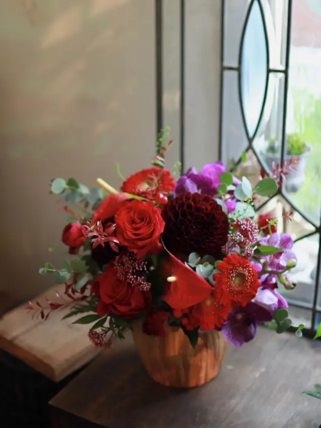 情熱的な赤のお花と明るい紫のバンダの組み合わせが華やかなアレンジメント🌸

#赤
#赤バラ
#バンダ
#花たろう 
#浦和花たろう 
#花 
#花屋 
#flower 
#flowershop 
#埼玉県 
#さいたま市桜区 
#栄和 
#さいたま市浦和区 
#浦和 
#浦和コルソ 
#花のある暮らし
#お花好きな人と繋がりたい
#フラワーアレンジメント