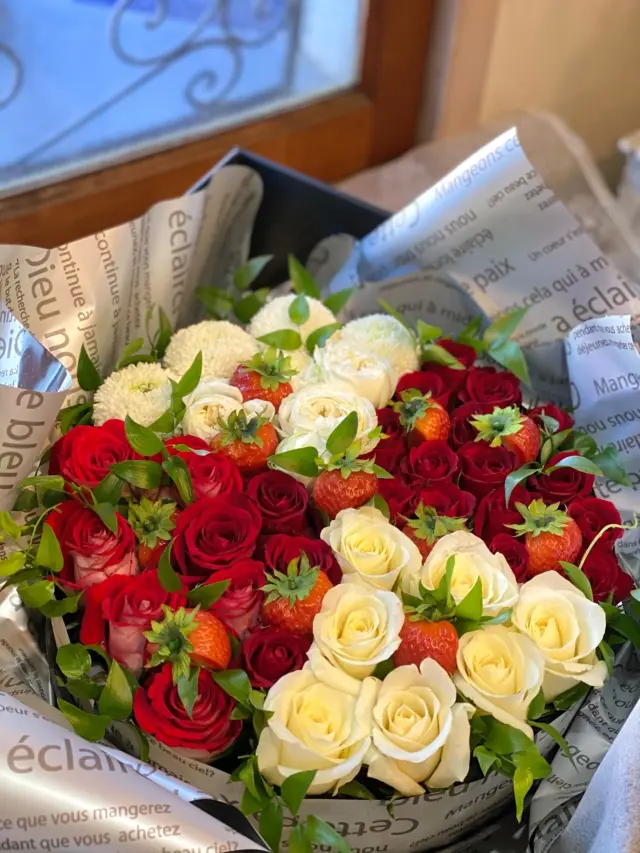 美味しそうなフラワーケーキ🎂

お誕生日の贈り物でご注文いただきました！
ありがとうございます😊

お誕生日といえば、、、、！！
本日10月22日で《花たろう33周年》を迎えます！！

いつも花たろうのお花を選んで下さり、本当にありがとうございます！！
これからも質の良いお花とサービスを皆様にお届けできるよう、さらに精進してまいります！！

#ケーキ
#フラワーケーキ
#花たろう 
#浦和花たろう 
#花 
#花屋 
#flower 
#flowershop 
#埼玉県 
#さいたま市桜区 
#栄和 
#さいたま市浦和区 
#浦和 
#浦和コルソ 
#花のある暮らし
#お花好きな人と繋がりたい
#フラワーアレンジメント