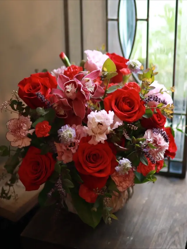 お誕生日の赤系華やかアレンジメント🌹

シンビジウムの色が魅力的ですね‧º·˚　

#赤バラ
#シンビジウム
#花たろう 
#浦和花たろう 
#花 
#花屋 
#flower 
#flowershop 
#埼玉県 
#さいたま市桜区 
#栄和 
#さいたま市浦和区 
#浦和 
#浦和コルソ 
#花のある暮らし
#お花好きな人と繋がりたい
#フラワーアレンジメント