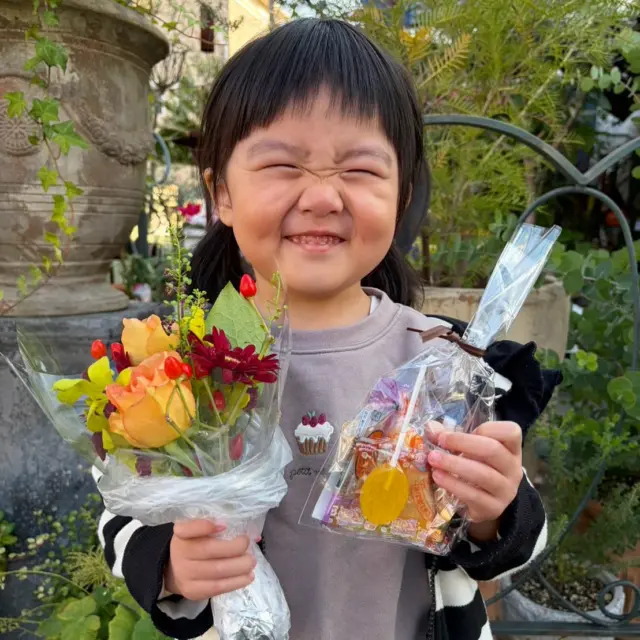 お花屋さんではじめての花選び🌼
素敵な笑顔のお写真ありがとうございます😊
#花たろうフォトコン 
#花たろう