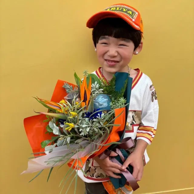 カッコいい花束に素敵な笑顔☺︎
投稿ありがとうございます🦖✨
#花たろうフォトコン 
#花たろう