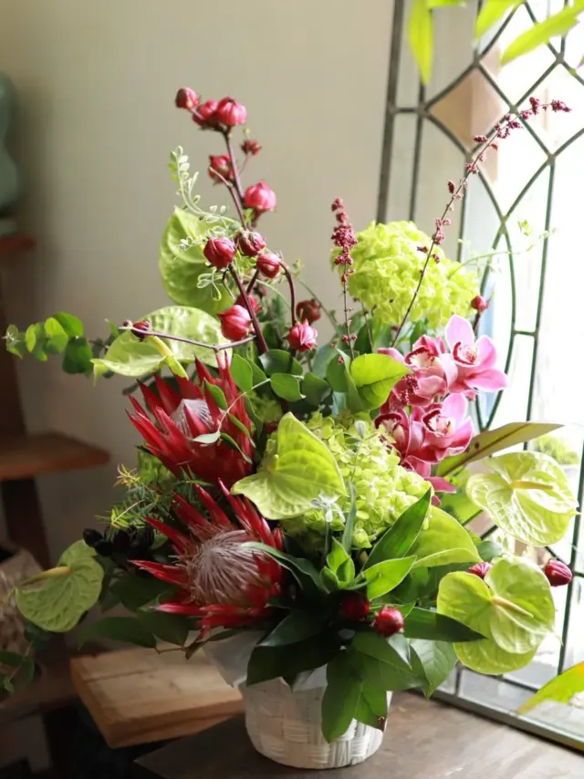 開店祝いのアレンジメント💐

２色のみでも目を惹く華やかさがあります✨

#花たろう 
#浦和花たろう 
#花 
#花屋 
#flower 
#flowershop 
#埼玉県 
#さいたま市桜区 
#栄和 
#さいたま市浦和区 
#浦和 
#浦和コルソ 
#花のある暮らし
#お花好きな人と繋がりたい
#フラワーアレンジメント