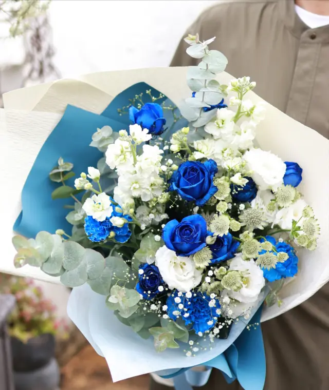 ご結婚記念日にご注文いただいた花束です🩵
ブルーのお花は一段と目を引きますね👀

#花束
#結婚記念日
#花たろう 
#浦和花たろう 
#花 
#花屋 
#flower 
#flowershop 
#埼玉県 
#さいたま市桜区 
#栄和 
#さいたま市浦和区 
#浦和 
#浦和コルソ 
#花のある暮らし
#お花好きな人と繋がりたい