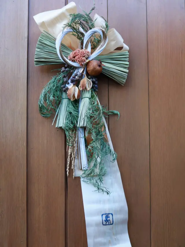 新しい年を輝く笑顔で迎えられるよう、ひとつひとつ心を込めてお作りした【お正月飾り】です🎍

それぞれ形やデザインに個性があり、選ぶのもワクワクしますね☺️

店頭販売もしておりますので、ぜひお立ち寄りください♪

#お正月飾り
#お正月
#花たろう