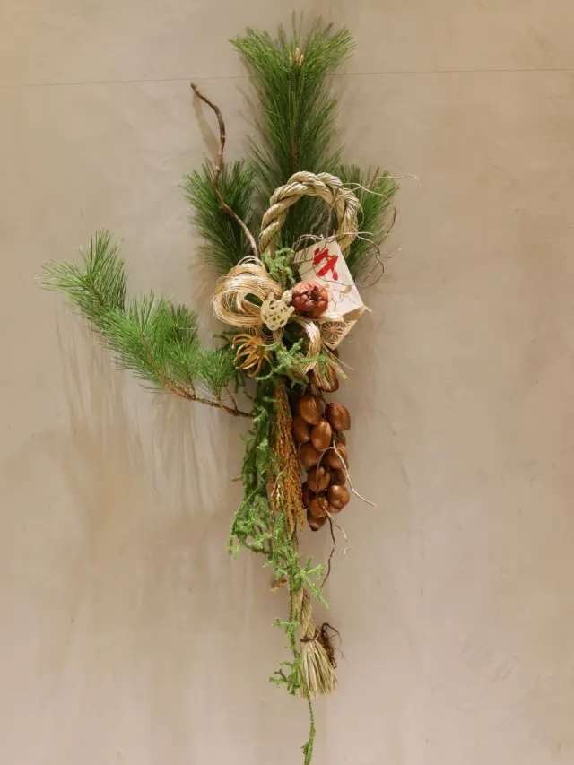 迫力のあるお正月飾りです🎍

【年末年始の営業予定】
・本店
　年内は休まず営業いたします。
　新春初売りは1月5日(月)
・浦和コルソ店
　年内は休まず営業いたします。
　新春初売りは1月3日(土)
　※12/31と1/3は短縮営業
年末は店内が大変混み合います。お時間に余裕を持ってご来店ください。

#お正月飾り
#お正月 
#花たろう