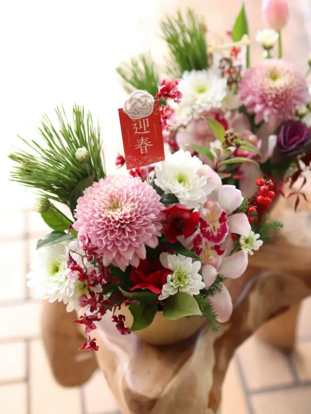 華やかさ満点のお正月アレンジメント🎍！！！

昨日は沢山のご来店、誠にありがとうございました！
本日もお正月アレンジメント、お飾り、和モダンと種類豊富にご用意してお待ちしております♪

ぜひお立ち寄りください😆

#お正月アレンジメント
#お正月
#花たろう