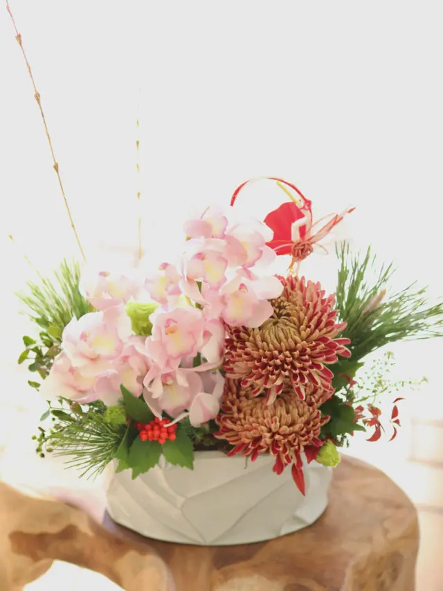 ランを入れた豪華なお正月アレンジメント🎍
柔らかい色のシンビジウムがポイントです♪

#お正月アレンジ
#お正月
#花たろう