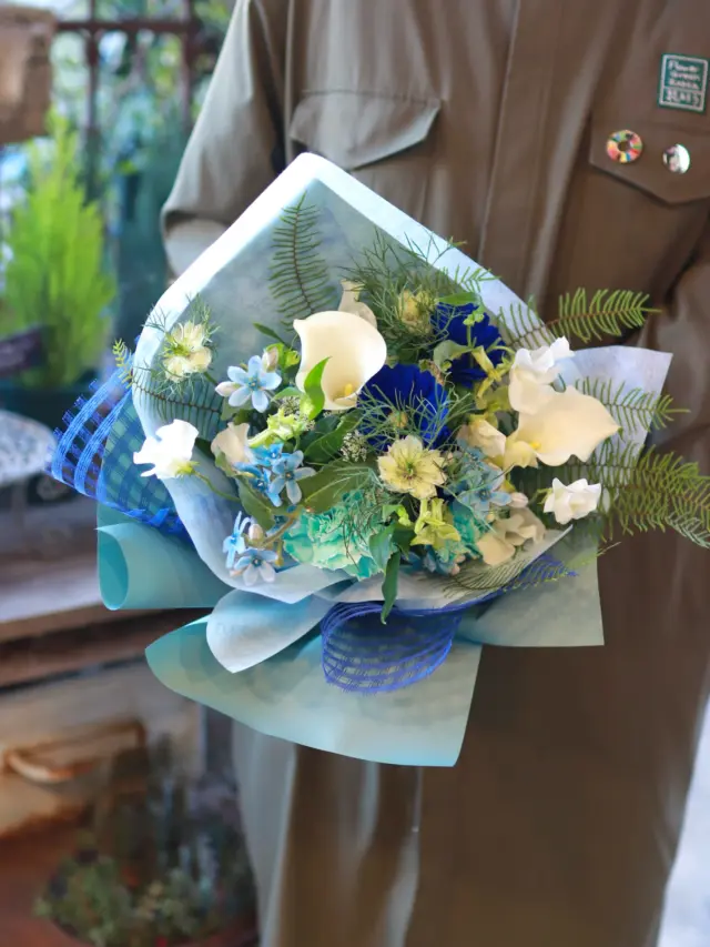 ブルー、ホワイト、グリーンのナチュラルな花束です☺️

もうすぐ成人式ですね！
一生に一度の大切な瞬間をお花で彩りませんか♪

#成人式
#花束
#花たろう