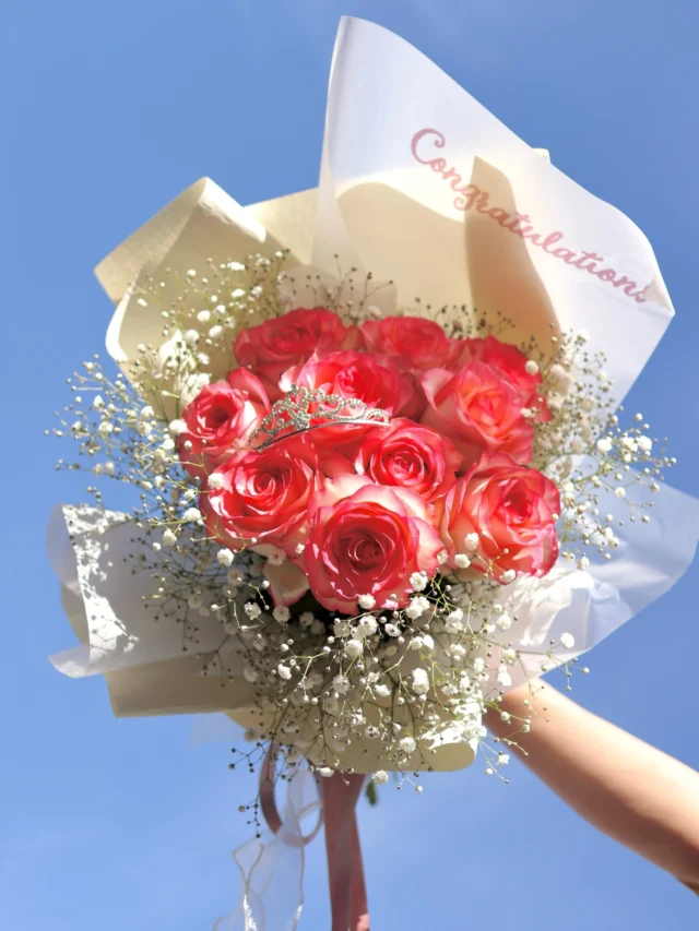 ✨NEW商品✨　【ティアラブーケ】
ご予約受付中！！！！

卒業式にピッタリのとってもキュートなブーケです😍
キラキラ輝くティアラ✨と華やかなバラが抜群の相性で
"インスタ映え間違いなし！！"

カラーも赤やピンク、黄色など様々💐
お好きなメッセージも添えられます･.｡:*

《画面左下の🛍️マークをタップで商品ページに飛ぶことができます》

#卒業式 
#卒業
#ティアラブーケ
#花束
#花たろう