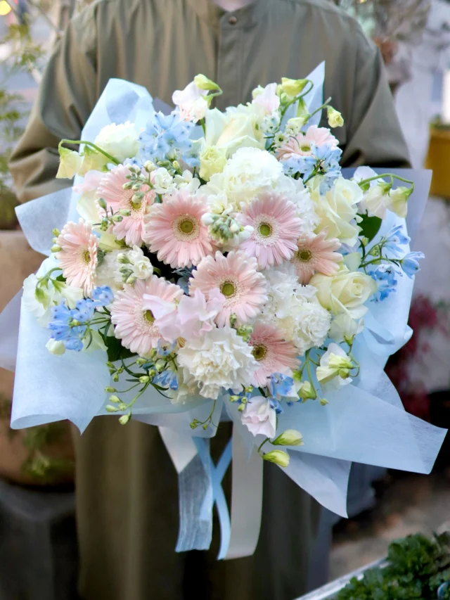 優しい色味のブーケ💐

明日2月14日は【バレンタインデー💌】
実は世界で一番花を贈る日なんです！！

男性の皆さん！
サプライズでお花をプレゼントするにはピッタリの日です😆
華やかなお花で特別な瞬間にしませんか‧º·˚　

#バレンタインデー
#ブーケ
#花束
#花たろう
#浦和花たろう