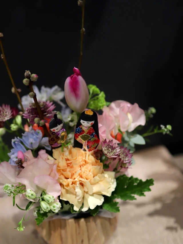 ひな祭り🎎は春のお花と一緒にいかがですかº·˚
可愛い人形と春の優しいピンクが相性抜群です♪

#ひな祭り
#スイートピー
#桃
#花たろう
#浦和花たろう