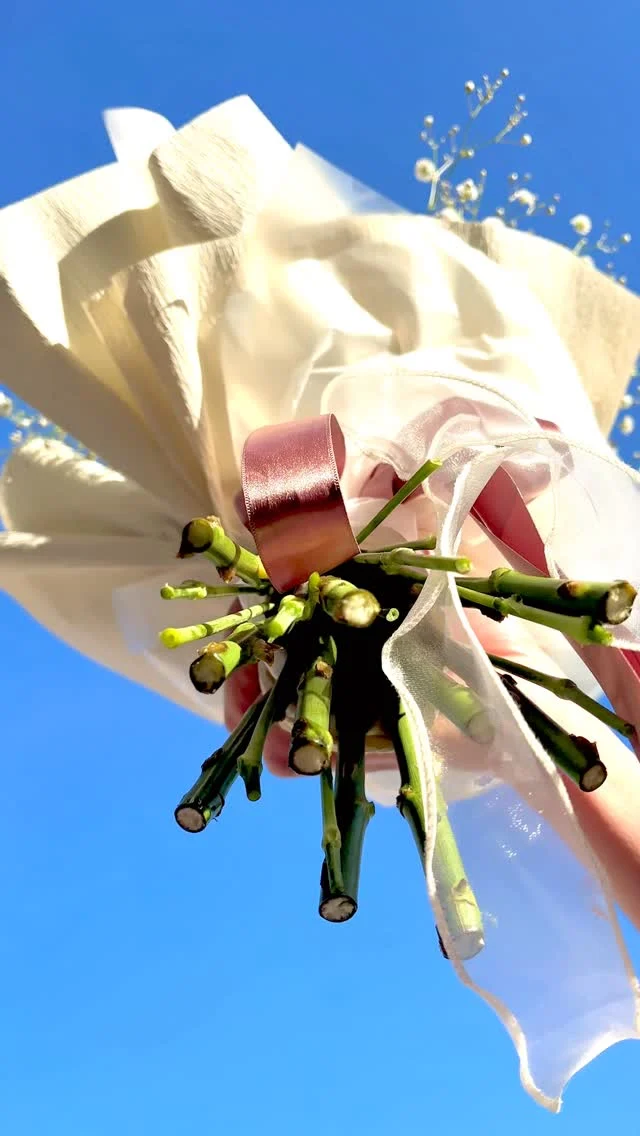 卒業式にオススメの【ティアラブーケ💐】

華やかなお花とキラキラのティアラでいつもと違った特別感を‧º·˚‧º·˚

《ご予約受付中！！！》
花たろうホームページ、Instagram、店頭でもご予約受け付けております♪
お気軽にご相談下さい😆

#卒業
#卒業式
#花束
#ティアラブーケ
#花たろう