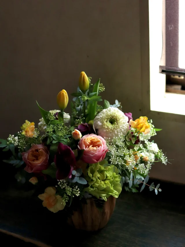 落ち着いた雰囲気のアレンジメント🌸

春のお花は香りが良いものが多く、色鮮やかでとても癒されますね°·๐　

皆さんは春のお花で何が一番好きですか🌷

#spring
#flower
#フラワーアレンジメント
#チューリップ
#花たろう