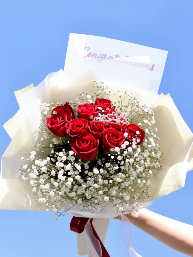 卒業式で写真映え間違いなし！！！
キラキラの【ティアラブーケ👑】

赤、ピンク、白どの色もとっても可愛いです☺️
いつもとは違った特別なブーケで素敵な思い出を作りませんか‧º·˚

#卒業
#卒業式 
#花束
#ティアラブーケ
#花たろう