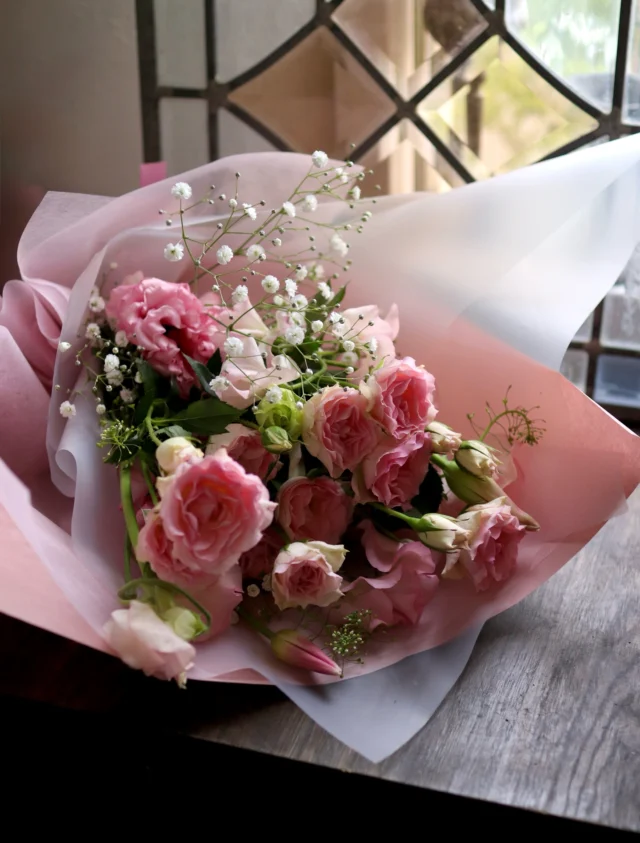 卒業式の花束💐

卒業シーズンで多くのお客様にご来店いただき、誠にありがとうございます😊
分からないことやご相談等ございましたら、お気軽にスタッフにお声がけ下さい🎵

#卒業式 
#花束
#ブーケ
#花たろう
#浦和花たろう