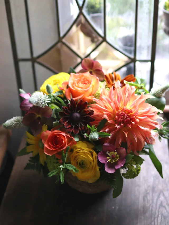 今日は雨でしたね☔
お足元が悪い中お越しいただき、ありがとうございました！

華やかなオレンジのダリアがポイントのアレンジメント🍊

#ダリア
#flower 
#フラワーアレンジメント
#花たろう
#浦和花たろう