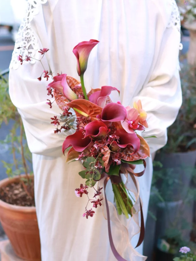 ウェディングでご注文いただきましたブーケです💐

ワインレッド🍷の組み合わせで大人っぽく、お洒落な仕上がりになりました.｡.:*♡　

#ウェディング 
#wedding 
#ブーケ
#花たろう
#浦和花たろう