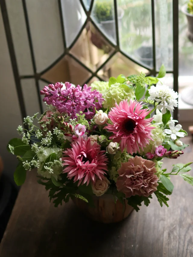 素敵なライラック入荷しました🌸

母の日のご予約受付中！！
お気軽にスタッフにお声がけ下さい♪

#ライラック
#フラワーアレンジメント
#flower
#花たろう
#浦和花たろう