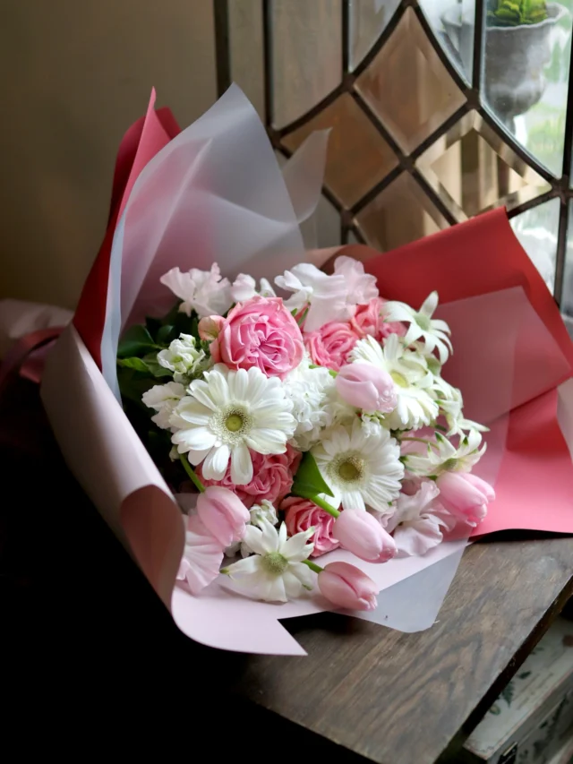 淡いピンクとホワイトの優しい花束💐

#花束
#ブーケ
#flower 
#花たろう
#浦和花たろう