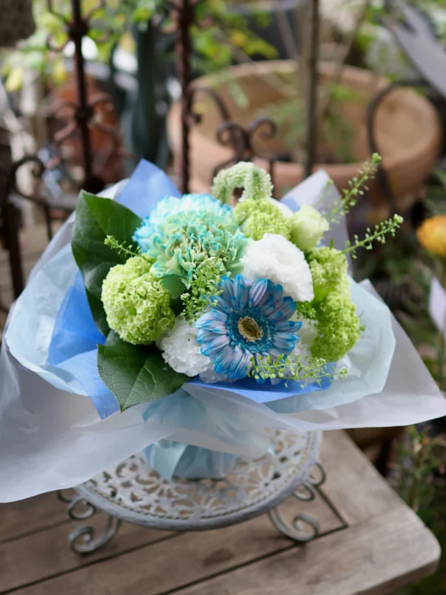 【オーロラブーケ】
母の日に贈る特別なスタンディングブーケ💐

ブルーのグラデーションとナチュラルなグリーン・ホワイトの組み合わせがとても可愛いスタンディングブーケです☺️

数量限定ですので、気になる方はお早めにご予約ください💨

#母の日
#mothersday 
#スタンディングブーケ
#flower
#花たろう