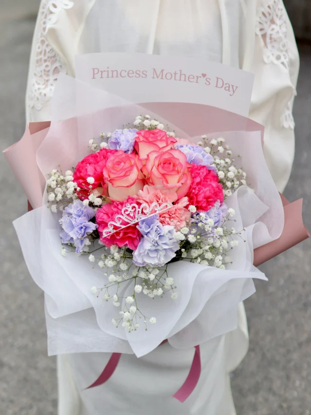 【母の日オリジナルティアラブーケ💐】
バラとカーネーション、そしてふんわりとかすみ草を入れた華やかさ満点のブーケです♪

また、お母さんが一日プリンセスになれる「ONE DAY PRINCESS CARD」が2枚付属しています😆
いつも頑張っているお母さんへ特別なプレゼントを.｡.:*♡

※数量限定ですので、気になる方はお早めにお問い合わせ下さい

#母の日
#mothersday 
#ティアラブーケ
#花たろう
#浦和花たろう
