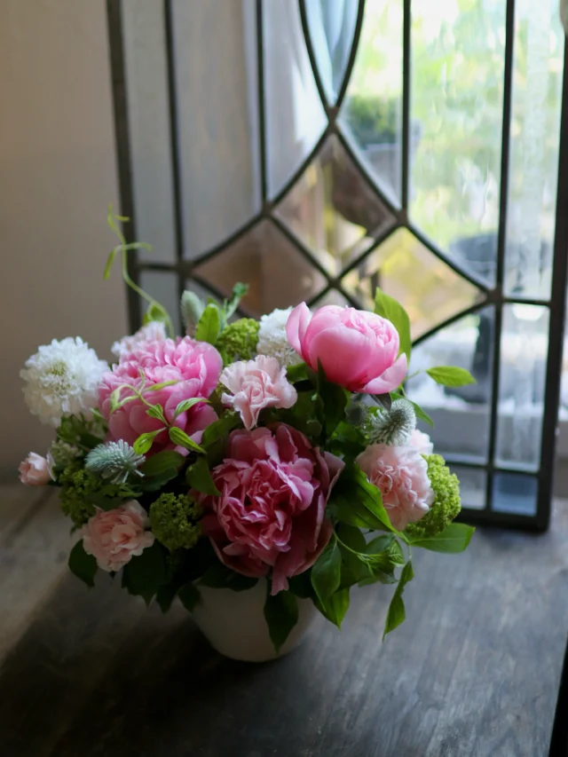 華やかな花姿で、圧倒的な存在感を放つ芍薬を使ったアレンジメントです🌿

つぼみから花が開くまでのワクワク感が芍薬の魅力のひとつですよね😆

今が旬の芍薬！！ぜひお家で飾ってみてはいかがですか.｡.:*

#芍薬
#peony 
#フラワーアレンジメント
#花たろう
#浦和花たろう