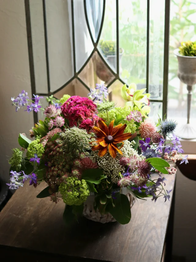 オシャレな色合いのアレンジメント💐

#フラワーアレンジメント
#flower
#花屋
#花たろう
#浦和花たろう