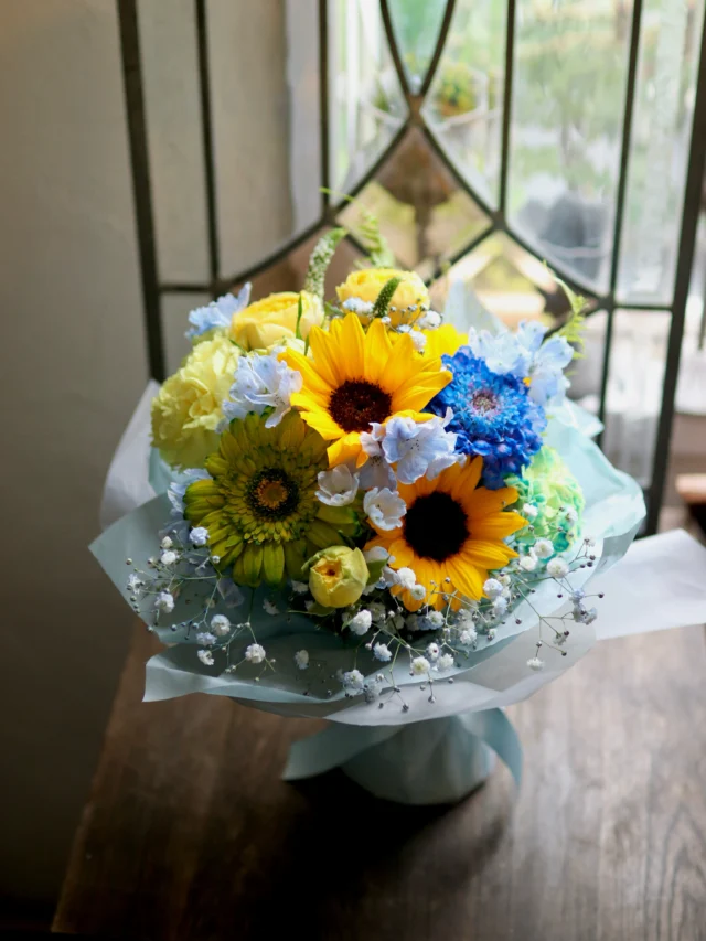 6月21日(日)は【父の日👨】！！！

お仕事を頑張っているお父さんへ、感謝のお花をプレゼントしませんか

元気いっぱいのひまわり🌻と爽やかなブルーを組み合わせたスタンディングブーケです♪

そのまま置いて飾って頂けます☺️

#父の日
#fathersday 
#スタンディングブーケ
#花たろう
#浦和花たろう