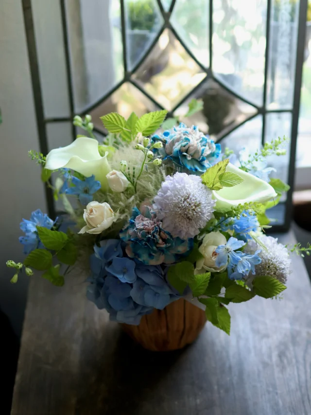 やさしいブルーを重ねた、初夏のアレンジメント🌿
窓から差し込む光でより一層透明感が溢れて、それぞれのお花の良さが目立ちますね☺️

#フラワーアレンジメント
#紫陽花
#花屋
#花たろう
#浦和花たろう