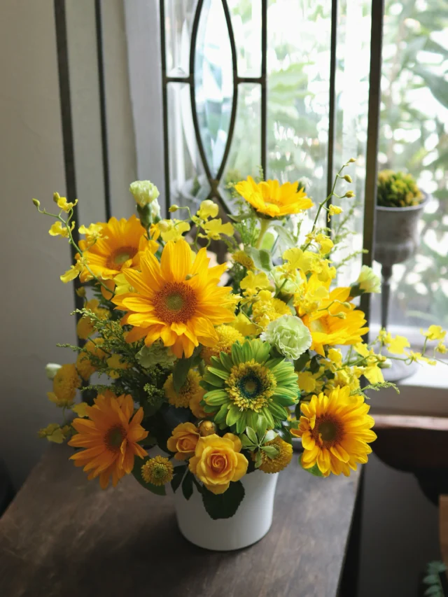 パッと咲くひまわりのように、気持ちまで明るくなるアレンジメント🌻
自分へのご褒美にも、大切な人への贈りものにもおすすめです☺️

#ひまわり
#sunflower 
#フラワーアレンジメント
#花たろう
#浦和花たろう
