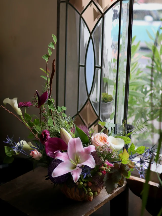 暮らしに、ひとさじの彩りを。
季節の花が、何気ない毎日を少し特別にしてくれます🌿

#アレンジメント
#flowers
#ユリ
#花たろう
#浦和花たろう
