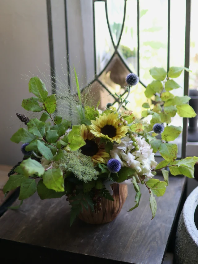 夏の景色を、そのままお部屋へ🌻
ひまわりと爽やかなグリーンが、毎日に心地よい彩りを届けます。

ご自宅用にも、大切な方への贈り物にもおすすめです♪

明日7.11(土)〜20(月)まで【ひまわりフェア🌻】を開催いたします！！

迫力満点の大輪ひまわりや、お部屋にちょこんと飾れる小輪ひまわりなどなど！！
種類豊富にご用意しております☆

ぜひお部屋に夏のお花を飾ってみませんか🌻

#ひまわり
#フラワーアレンジメント
#flowers
#花屋
#花たろう