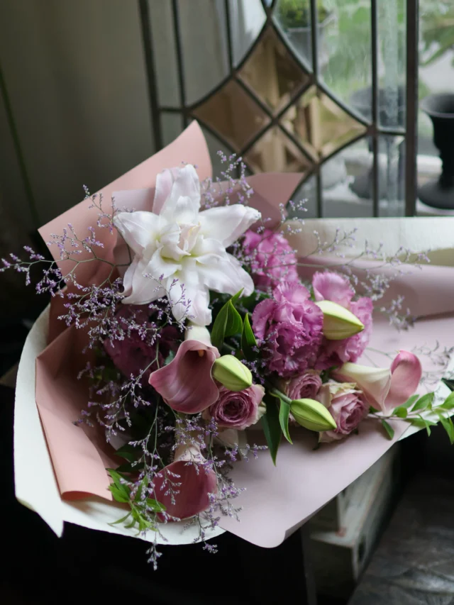 淡く、やさしく、上品に。
大人のピンクを束ねたブーケ💐

ご用途やイメージに合わせた花束をお作りします。お気軽にご相談ください🌿

#花束
#ユリ
#花屋
#花たろう
#浦和花たろう