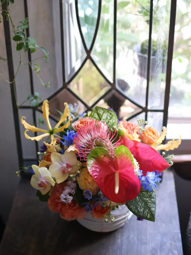 【トロピカルフェア🏝️開催中！！】

南国の花々が織りなす、華やかなトロピカルアレンジ🌿✨
鮮やかな色合いと個性豊かな花材が、空間を一気に明るく演出します♪

夏の贈り物や、お祝いにもおすすめです☺️

#トロピカル
#tropical 
#フラワーアレンジメント
#花たろう
#浦和花たろう