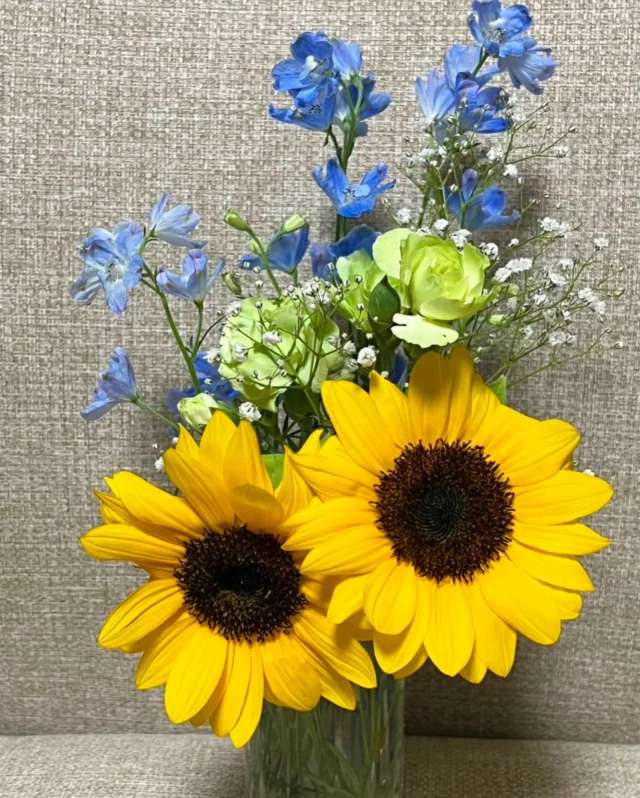 .
ひまわりとデルフィニウムの組み合わせが夏らしくて最高です！素敵なお写真の投稿ありがとうございました🌻

#花たろうフォトコン
#花たろう
#浦和花たろう