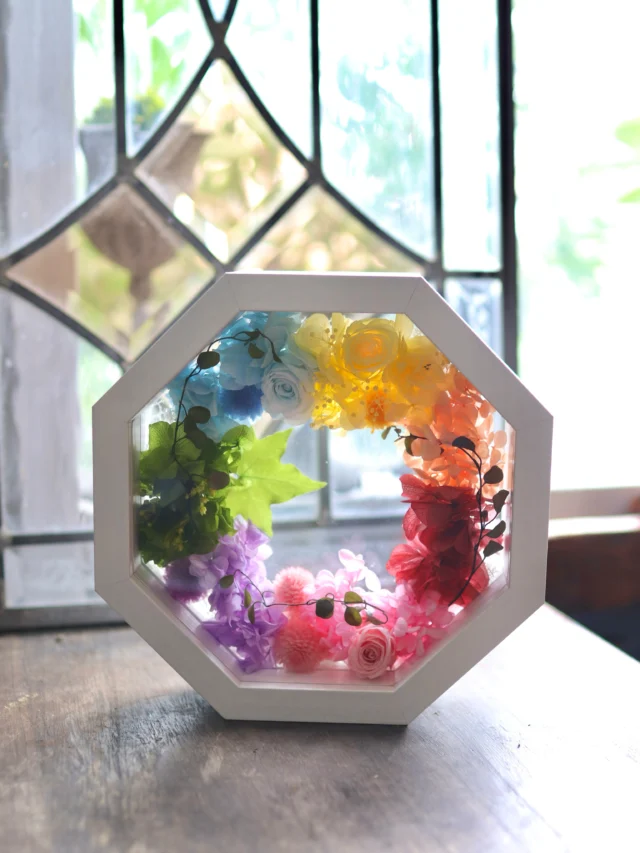 色とりどりのお花をぎゅっと詰め込んだ、レインボープリザーブドフラワー🌈

窓から差し込む光に照らされて、まるで小さな花畑のように可愛らしく、幻想的な商品です☺️

お誕生日、ご結婚祝い、ご出産祝いなど様々なご用途でお贈りいただけます🎵
メッセージやお名前もお作り可能です！
(ご希望の方は3日前までにご連絡or店頭でお申し付けください)

#flowers
#プリザーブドフラワー
#虹
#花屋
#花たろう