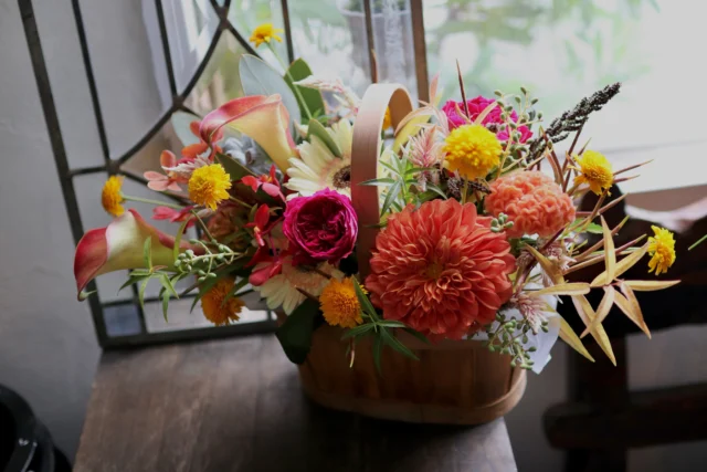 敬老の日に、日頃の感謝を花に込めて💐

いつも優しく見守ってくれる大切な人へ。

秋色のダリアやバラ、季節の花々をふんだんに使ったフラワーアレンジメント。

華やかな彩りとともに、
「いつまでも元気でいてね」
「ありがとう」の気持ちを贈りませんか？

敬老の日の贈りものに、
心を込めたお花を。

9月21日（月）は敬老の日。

ご予約・ご注文はお気軽にお声がけください☺️

#敬老の日
#フラワーアレンジメント
#flowers
#花屋
#花たろう